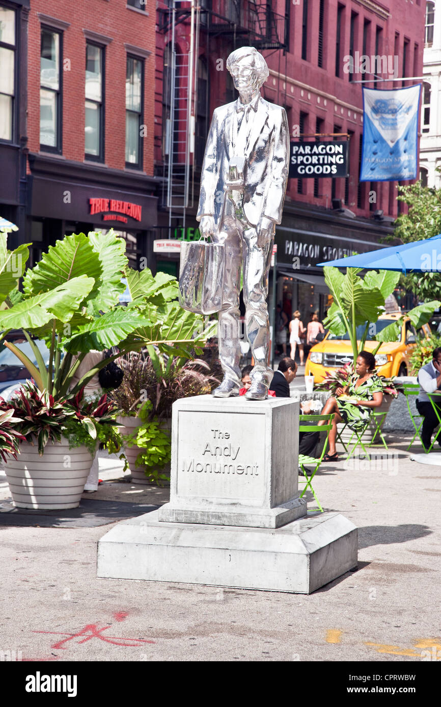 Il monumento di Andy cromato statua in onore di Andy Warhol su Broadway isola pedonale appena al di sopra di Union Square Manhattan Foto Stock