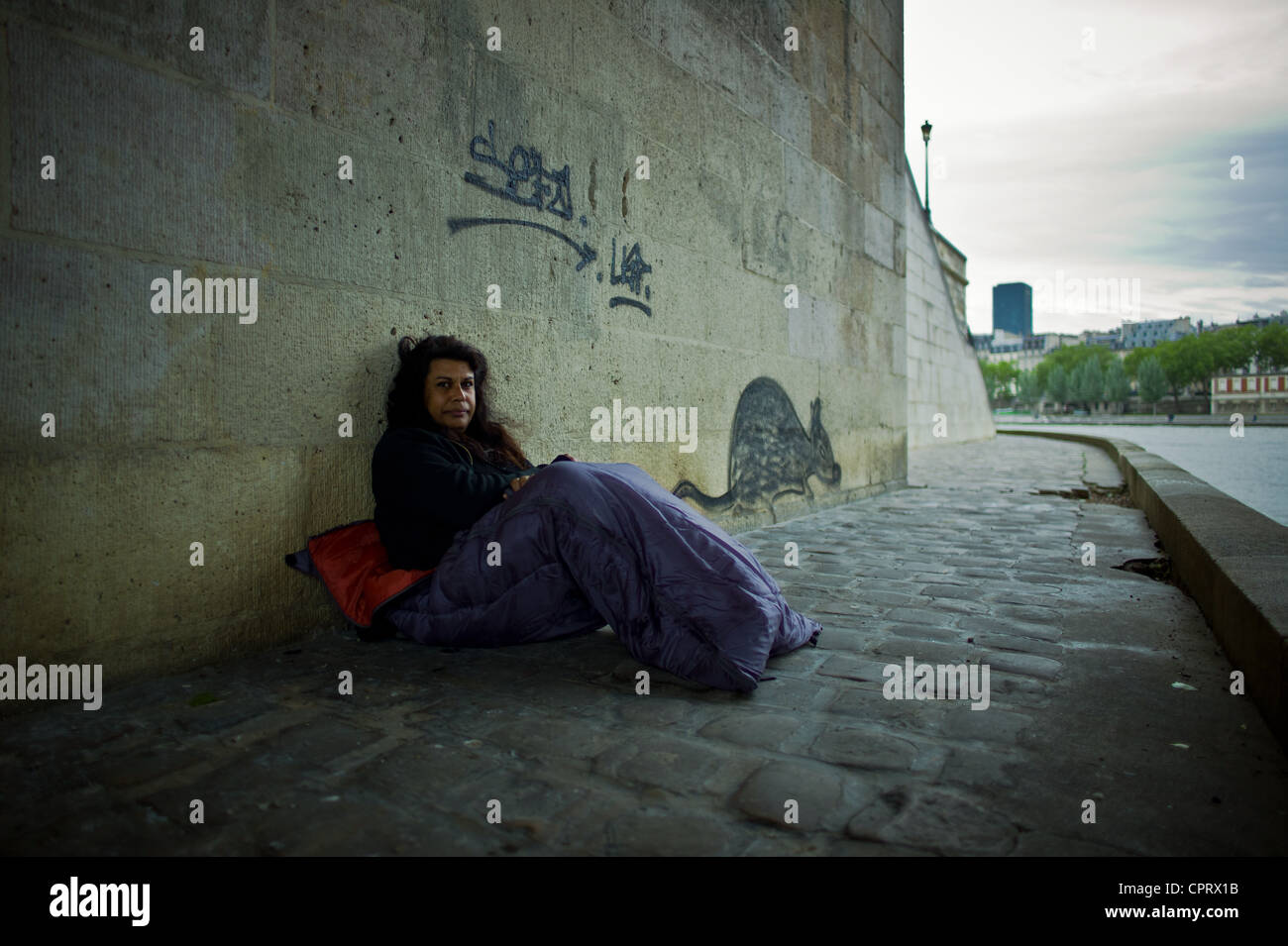 Povertà urbana, Hamis che in questi giorni vive sotto il Pont Louis-Philippe. Un tocco di follia rende il suo cercare l anima di un cert Foto Stock