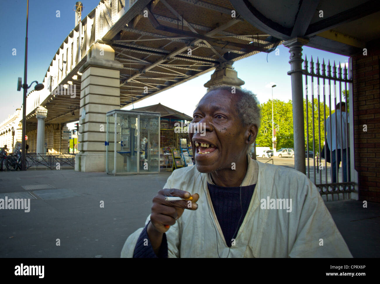 L'inferno in Francia . I senzatetto dei monumenti, il vecchio Frank il ponte di Bercy che vive sul marciapiede "Quai de la Gare' Foto Stock