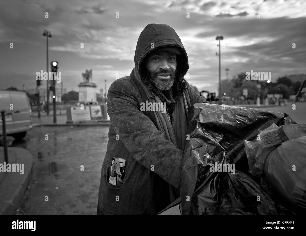 Il lettore e l'inchiostro, Alain i senzatetto che trascorre il suo giorno e notte per la ricopertinatura di libri e riviste newspaperswith inchiostro. Per y Foto Stock