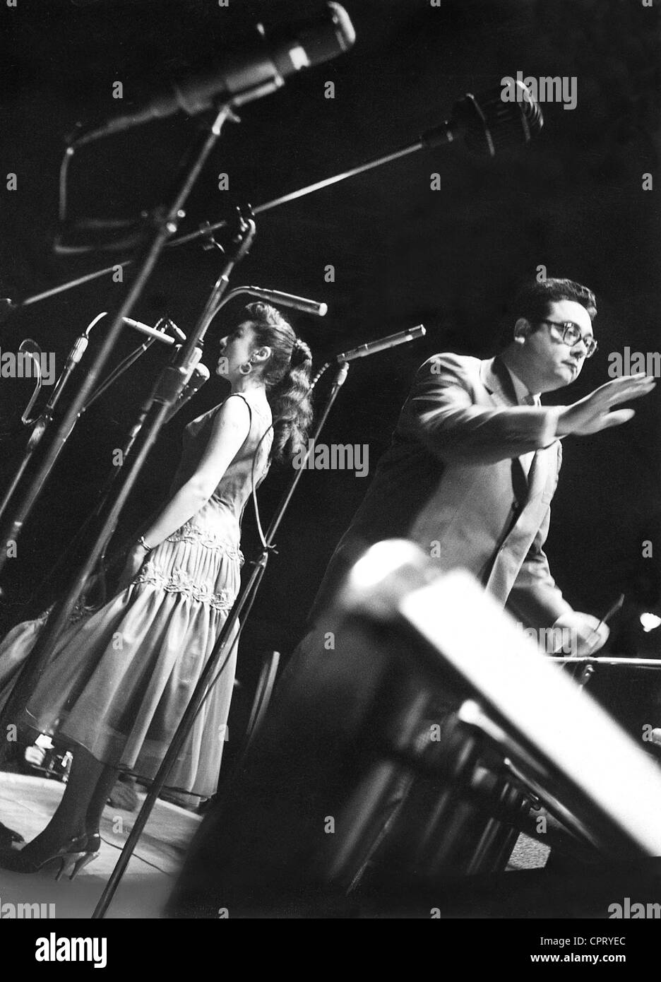 Valente, Caterina, * 14.1.1931, cantante italiano, full length, con Kurt Edelhagen, 1.6.1959, Foto Stock