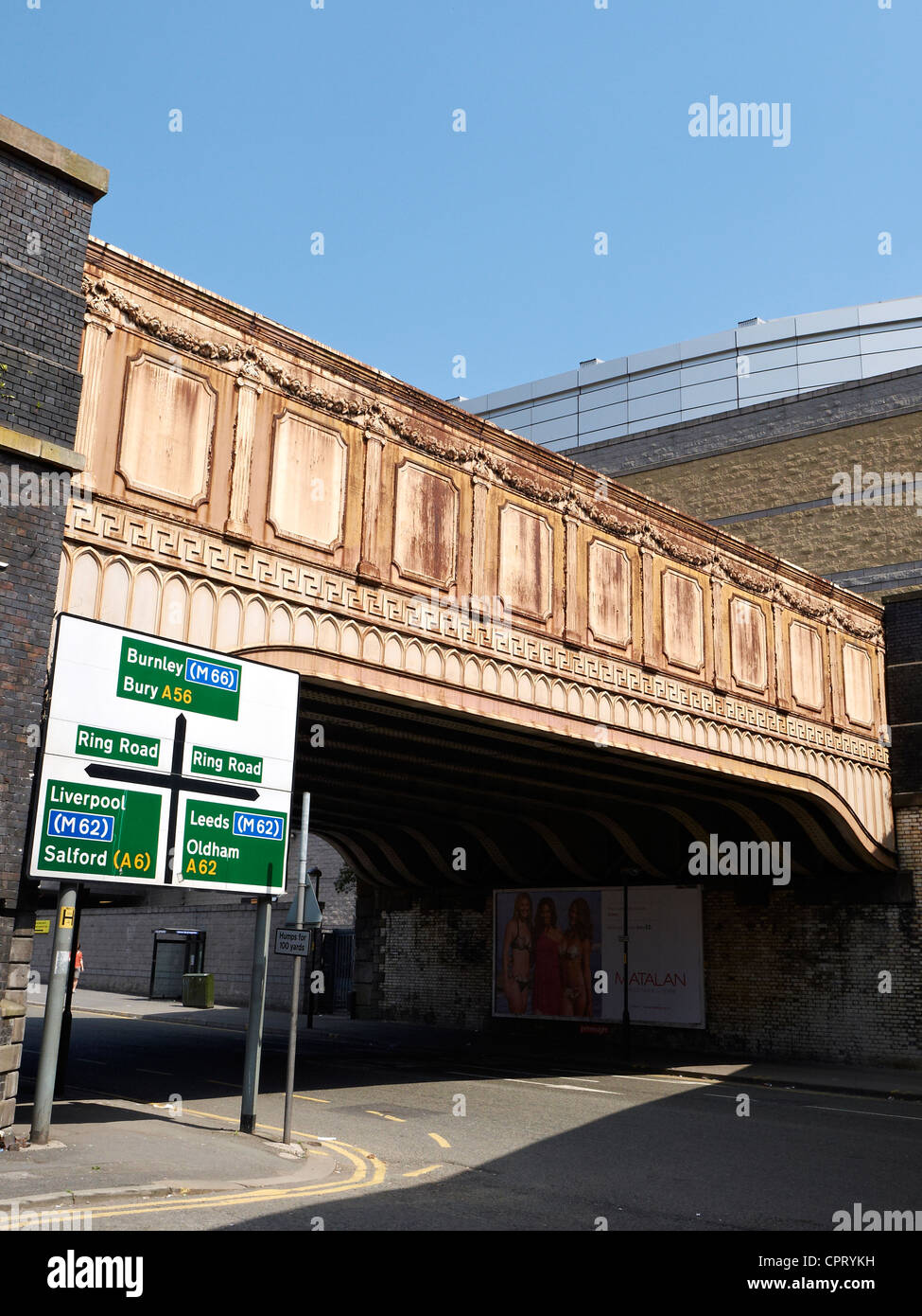 Ex ponte ferroviario sulla grande Ducie Street a Manchester REGNO UNITO Foto Stock