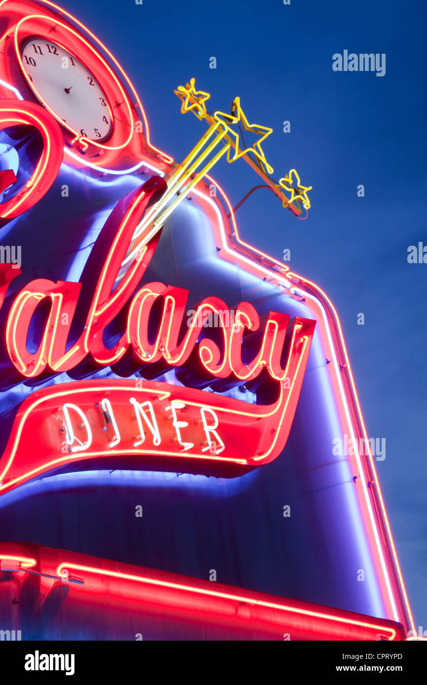 Close-up di neon di firmare per il famoso Galaxy Diner su vecchi Route 66, Flagstaff, in Arizona. Foto Stock