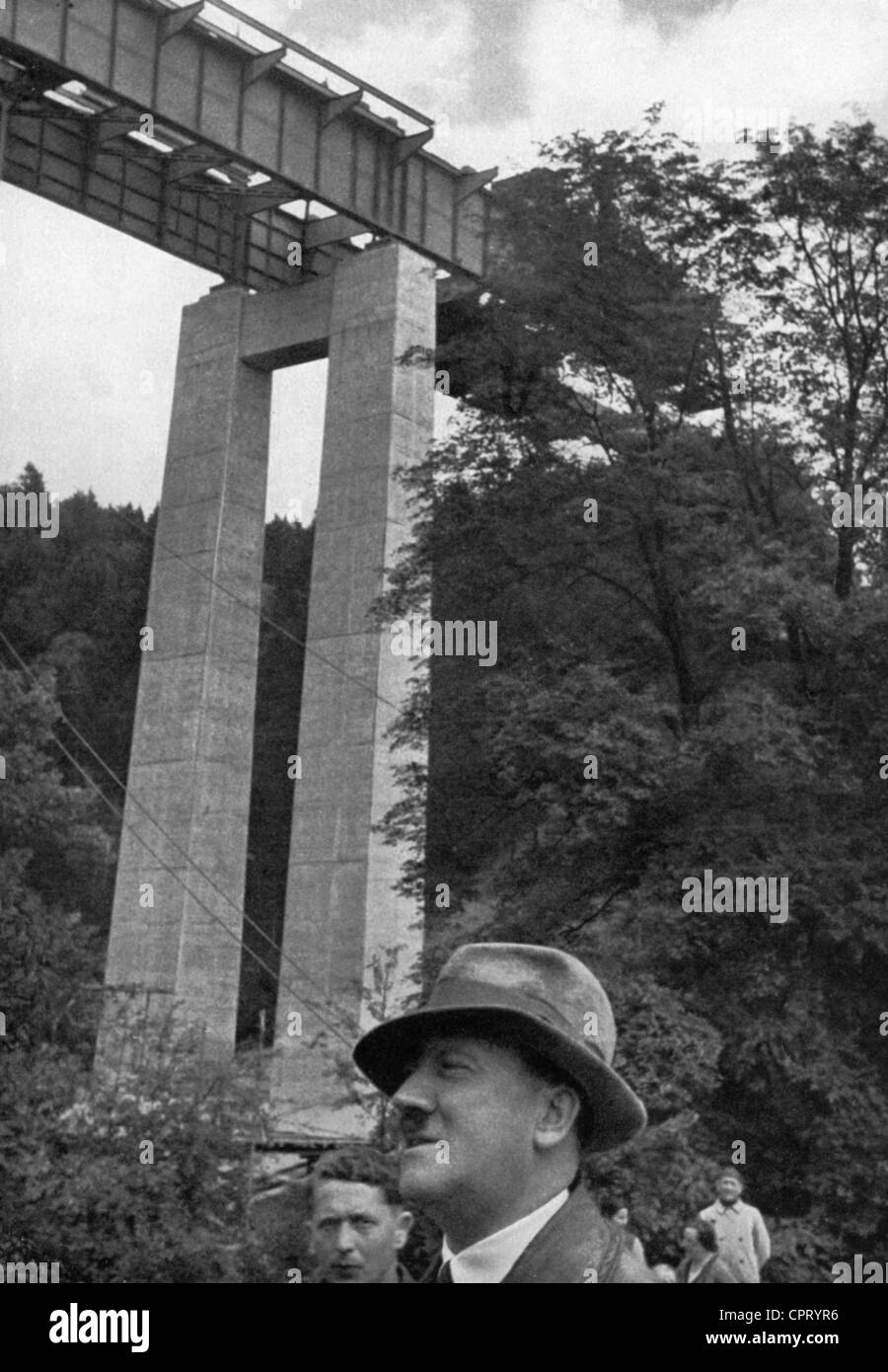 Hitler, Adolf, 20.4.1889 - 30.4.1945, politico tedesco (NSDAP), cancelliere di Fuehrer e Reich dal 1933, metà della lunghezza, pubblicità, di fronte al ponte di Mangfall, 1935, Foto Stock