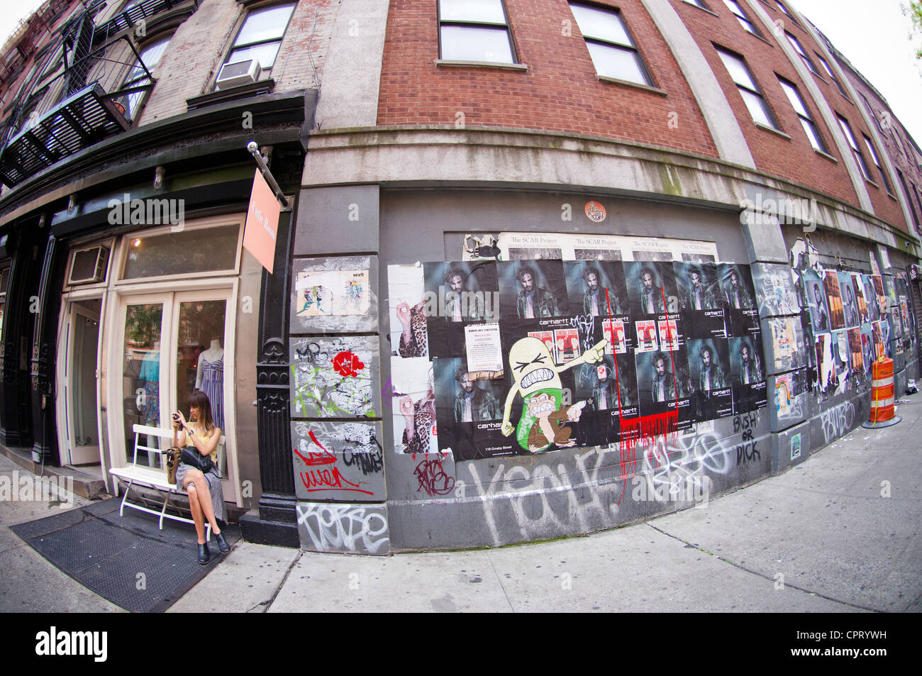 Una parete decorata con stile graffiti street art nel trendy quartiere Bowery di New York Foto Stock