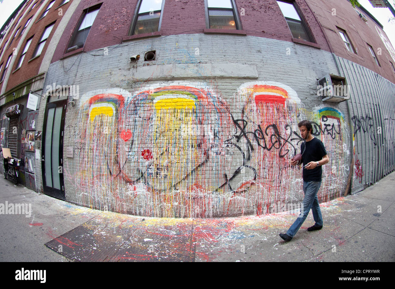 Una parete decorata con stile graffiti street art nel trendy quartiere Bowery di New York Foto Stock