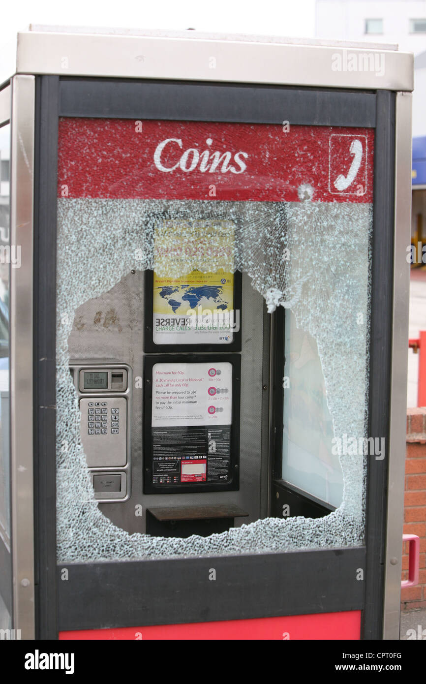 Un chiosco di telefono dopo essere stato soggetto ad atti vandalici Foto Stock