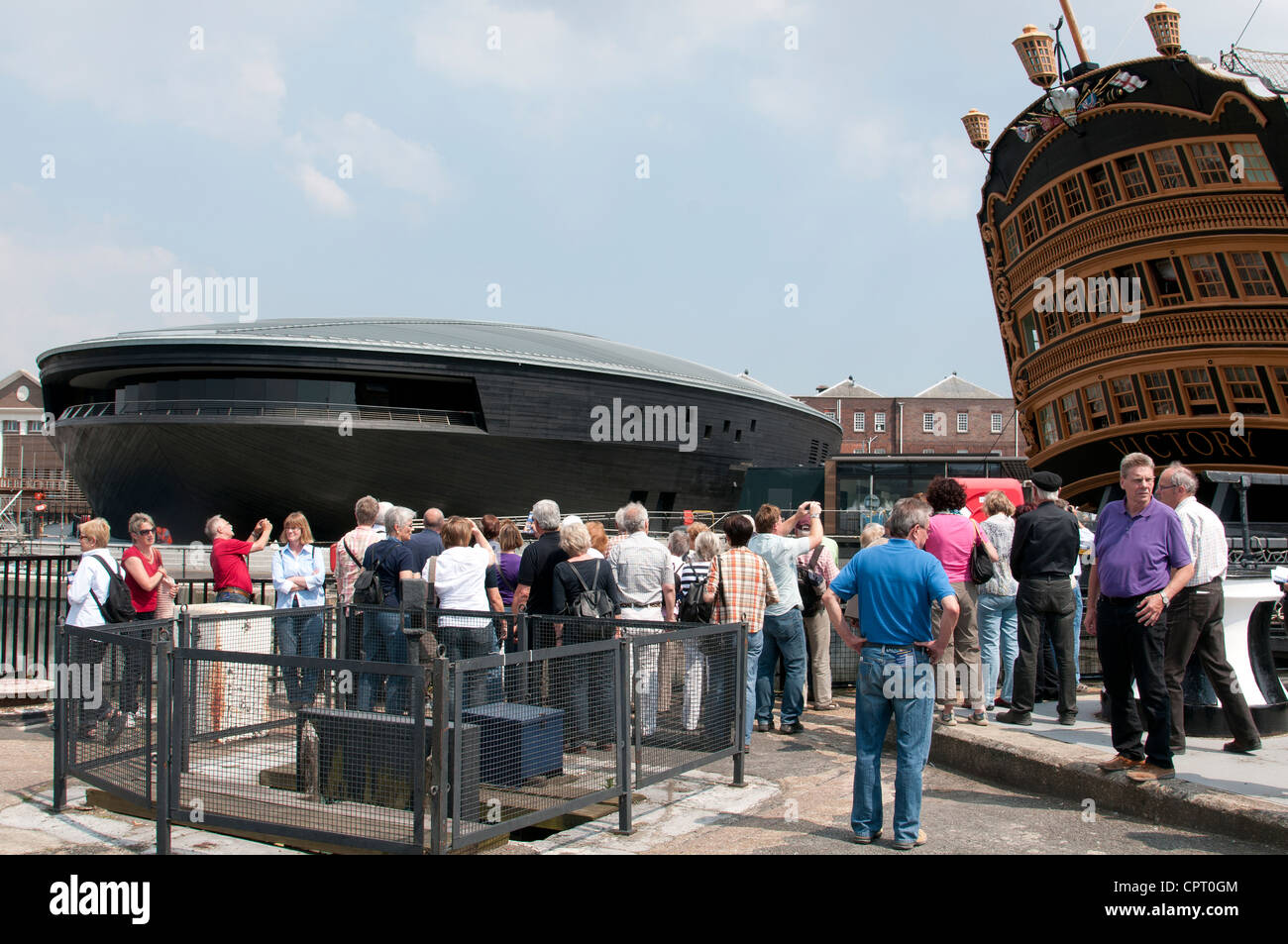 La nuova Mary Rose Exhibition Hall a fianco di HMS Victory a Portsmouth Historic Dockyard Southern England Regno Unito apertura 2012 Foto Stock
