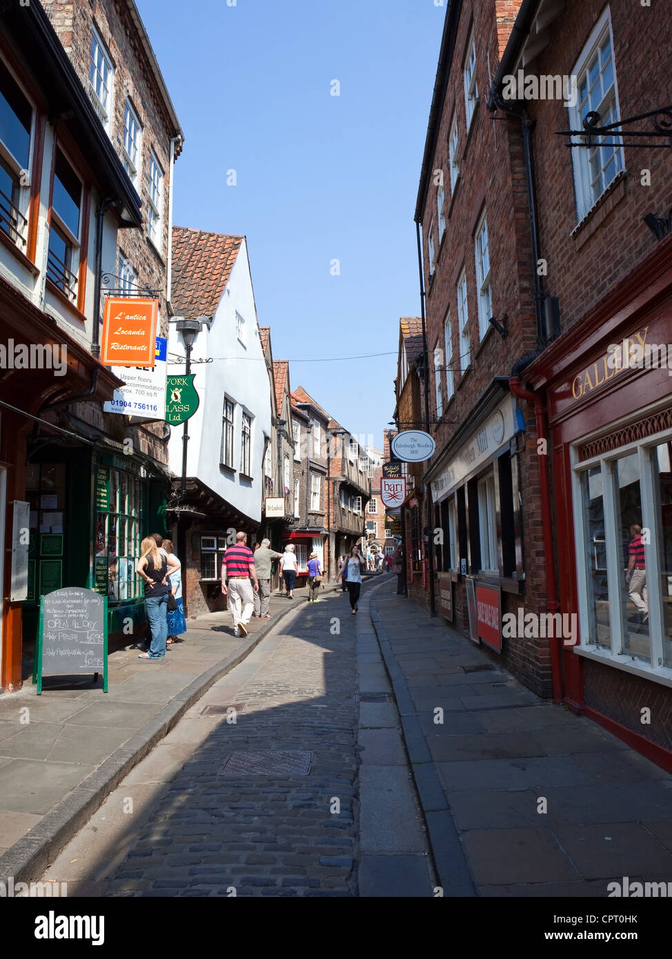 Vista lungo la famosa strada caos nella storica città di York Foto Stock