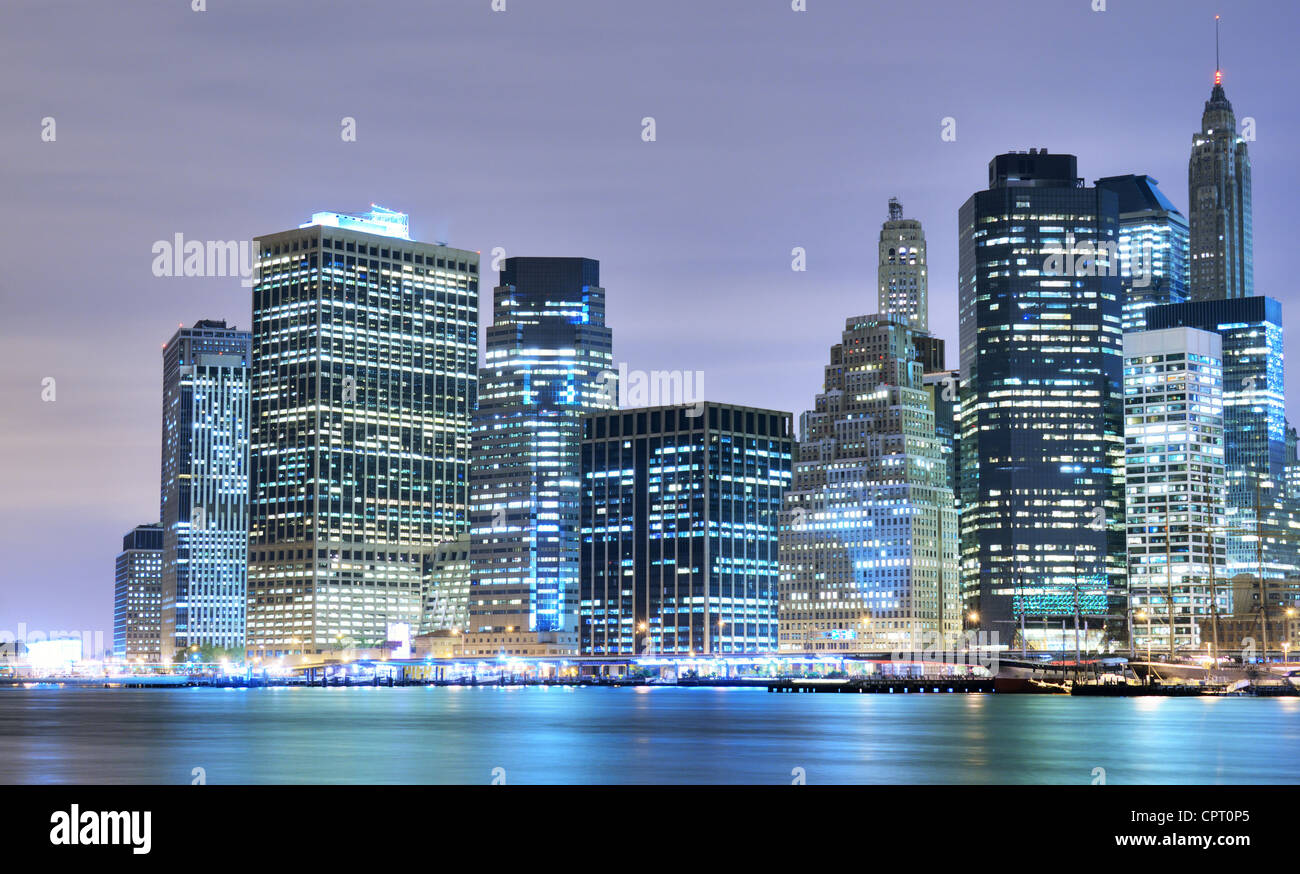 La parte inferiore di Manhattan di notte nella città di New York Foto Stock