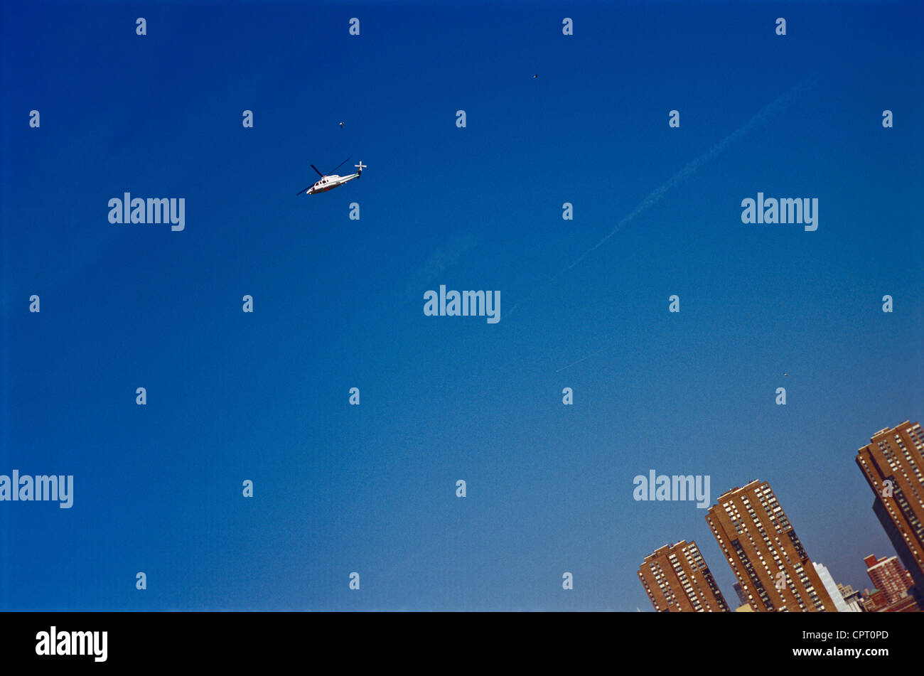 Un elicottero che vola passato edifici di appartamenti Foto Stock