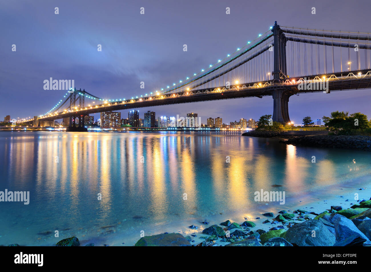 Manhattan Bridge spanning l'East River verso Manhattan a New York City. Foto Stock