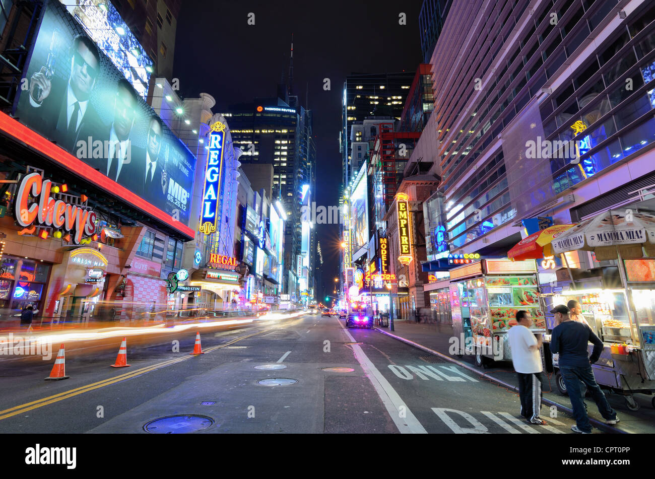 42Nd St corre verso Times Square a New York New York. Foto Stock