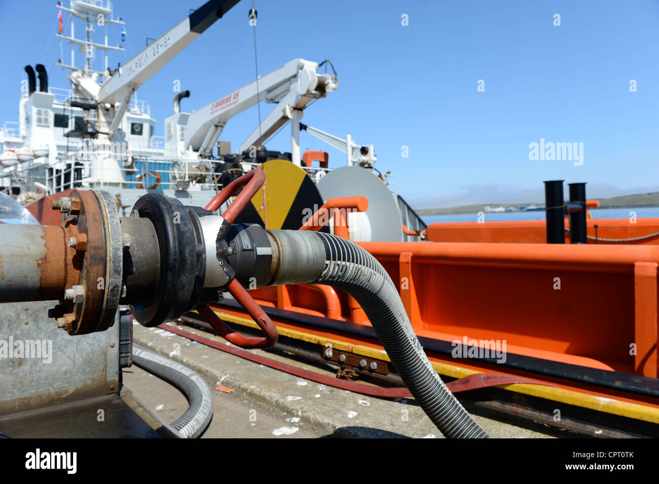 Nave di bunkeraggio e il dosaggio di gasolio marino a Lerwick Shetland Foto Stock