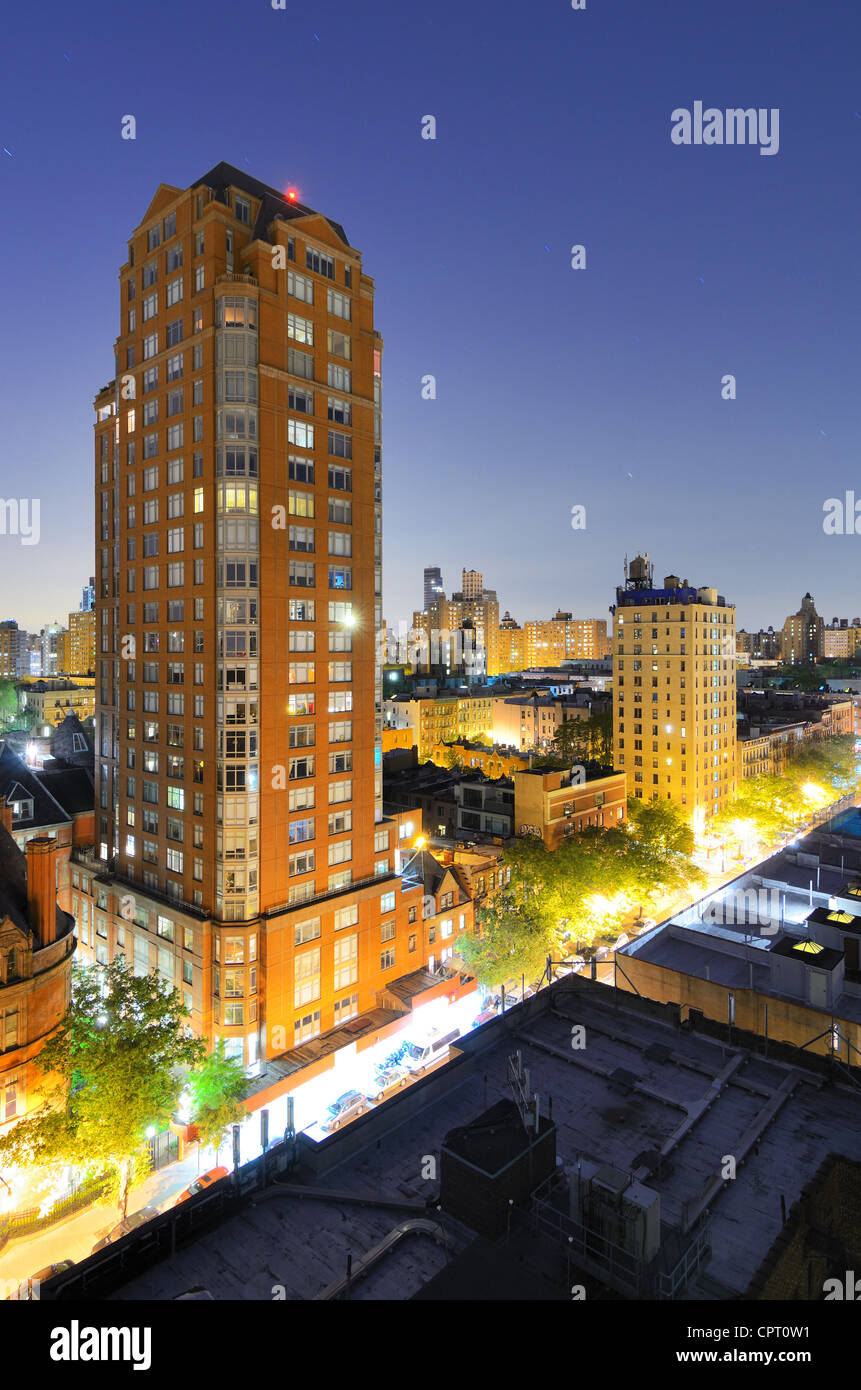 Skyline di edifici residenziali in Upper West Side di Manhattan di notte Foto Stock