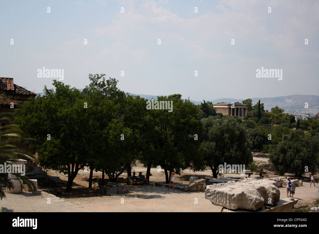 Rovine greche con il Tempio di Efesto in background. Foto Stock