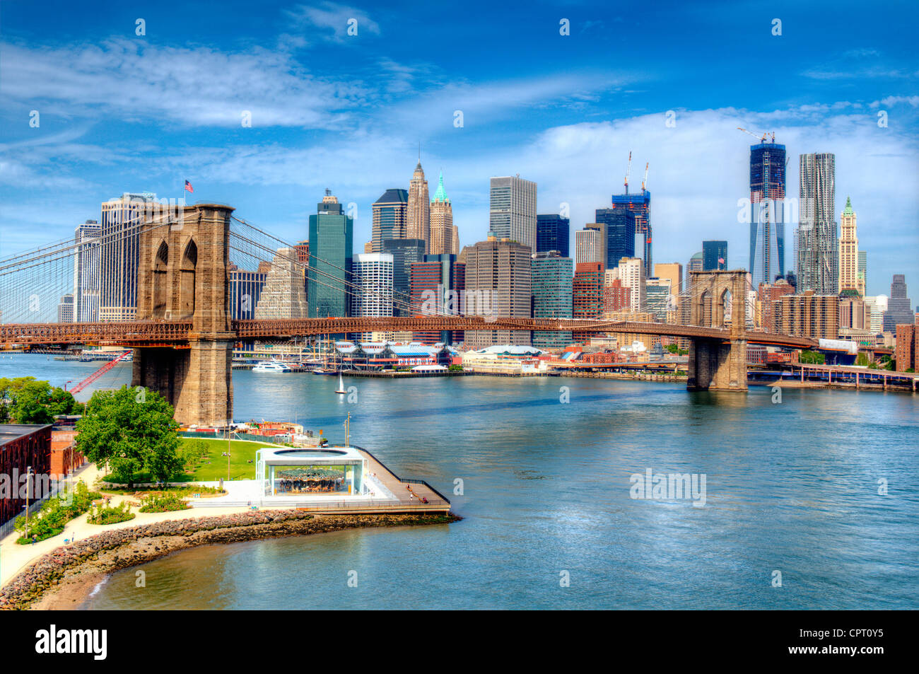 Ponte di Brooklyn abbraccia l'East River verso la parte inferiore di Manhattan a New York City. Foto Stock