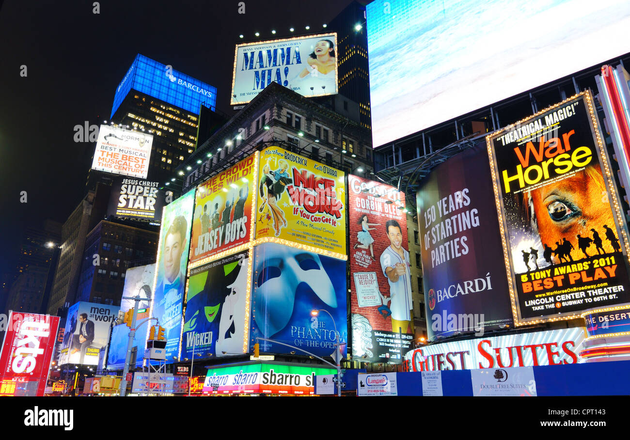 Times Square di New York City di notte. Foto Stock