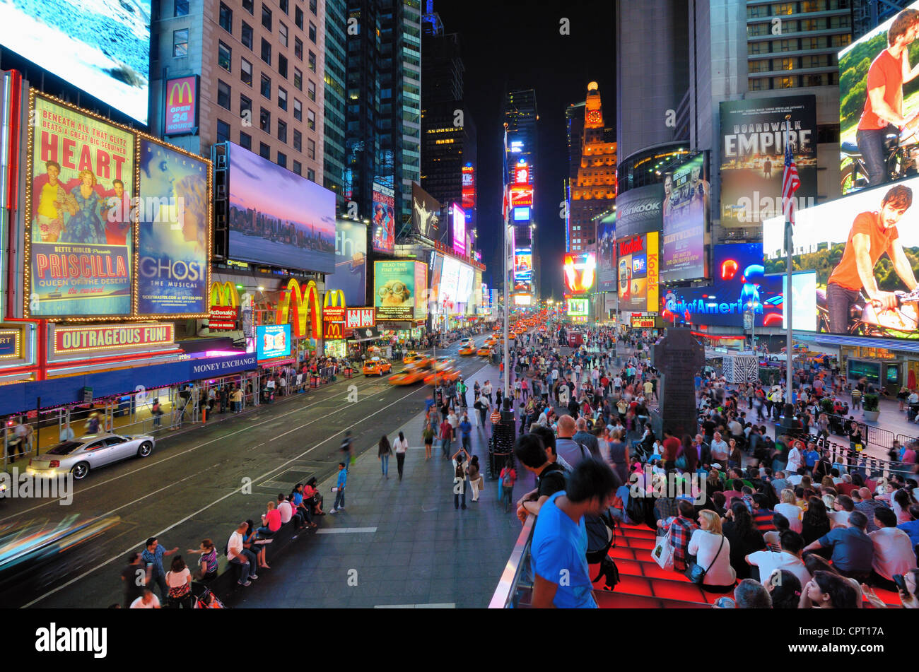 Times Square di New York City di notte. Foto Stock