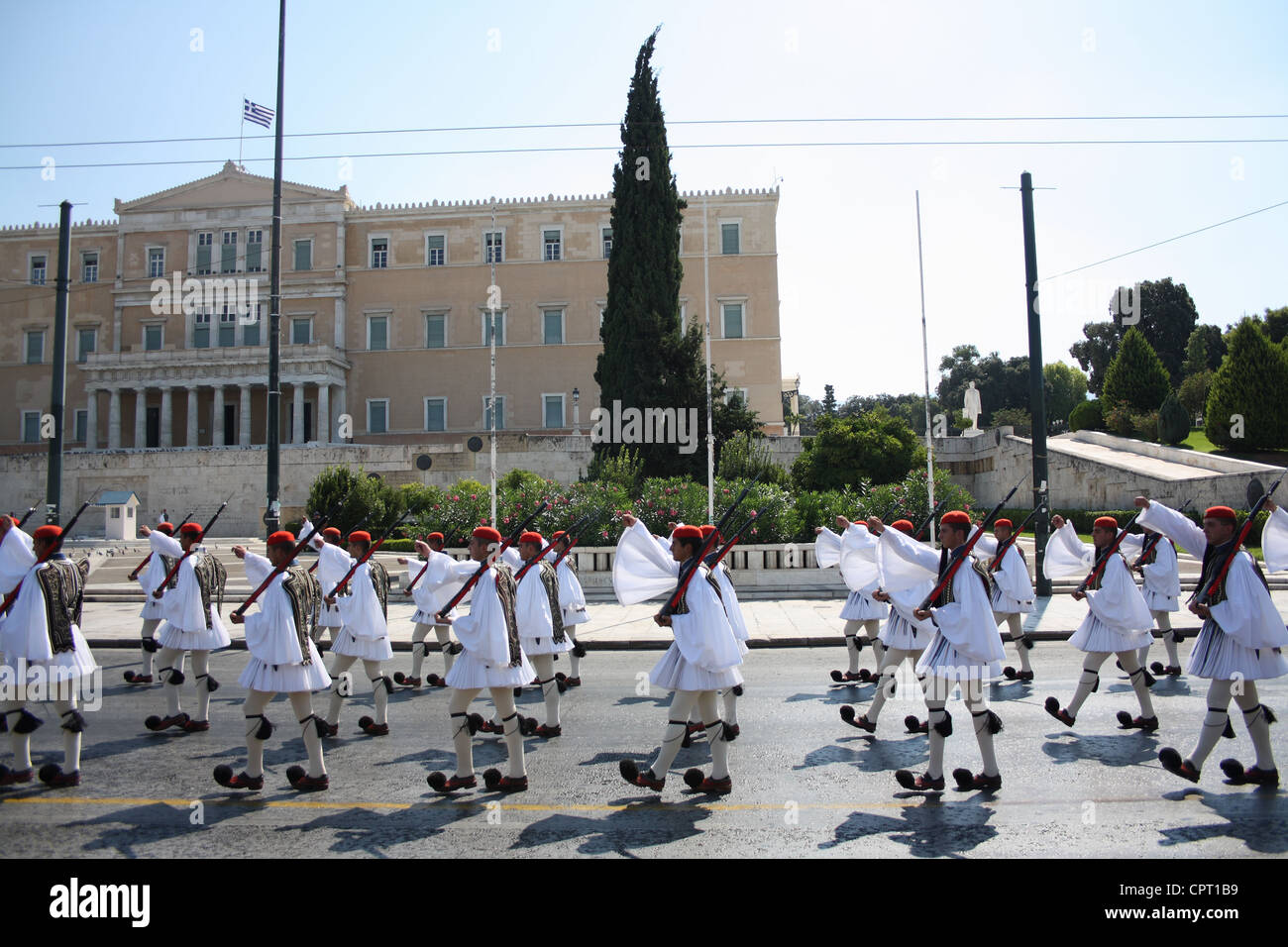 Nazionale Greco di sfilata delle Guardie davanti al Parlamento ellenico. Foto Stock