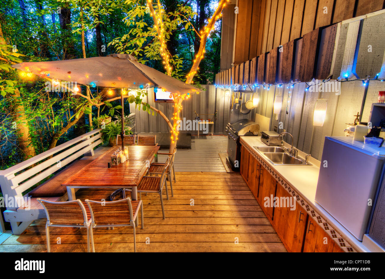 Bella casa veranda sul retro nel bosco Foto Stock