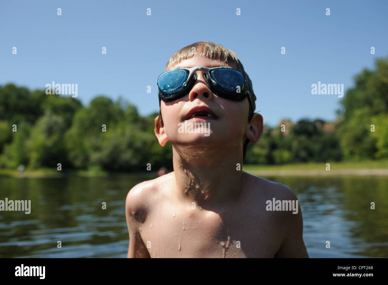 Ragazzo giovane wild nuotare in un fiume in Francia Foto Stock