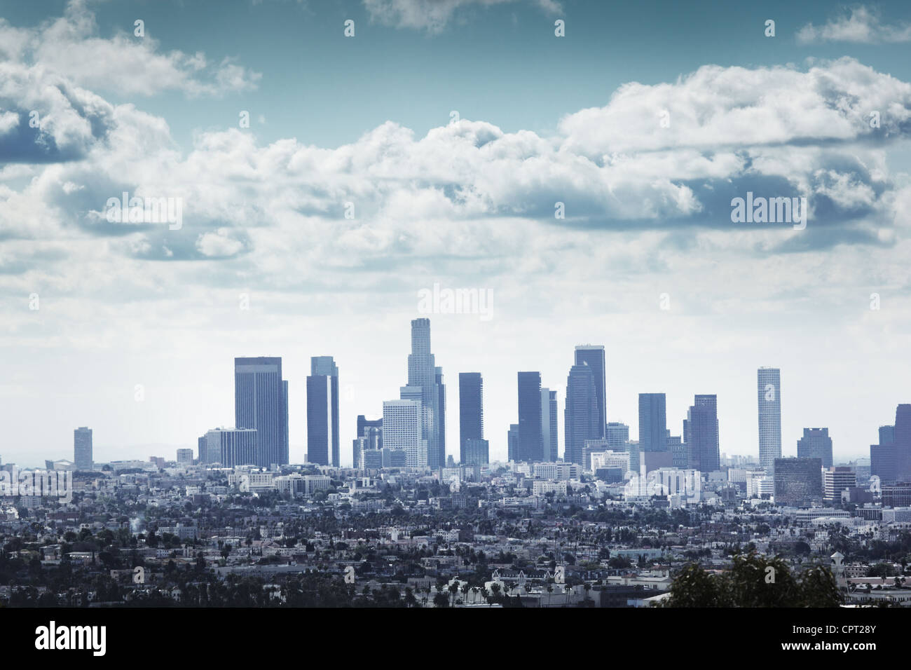 Il centro cittadino di Los Angeles skyline su blu cielo nuvoloso Foto Stock