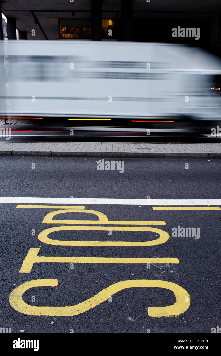 In rapido movimento di traffico su un London city street Foto Stock