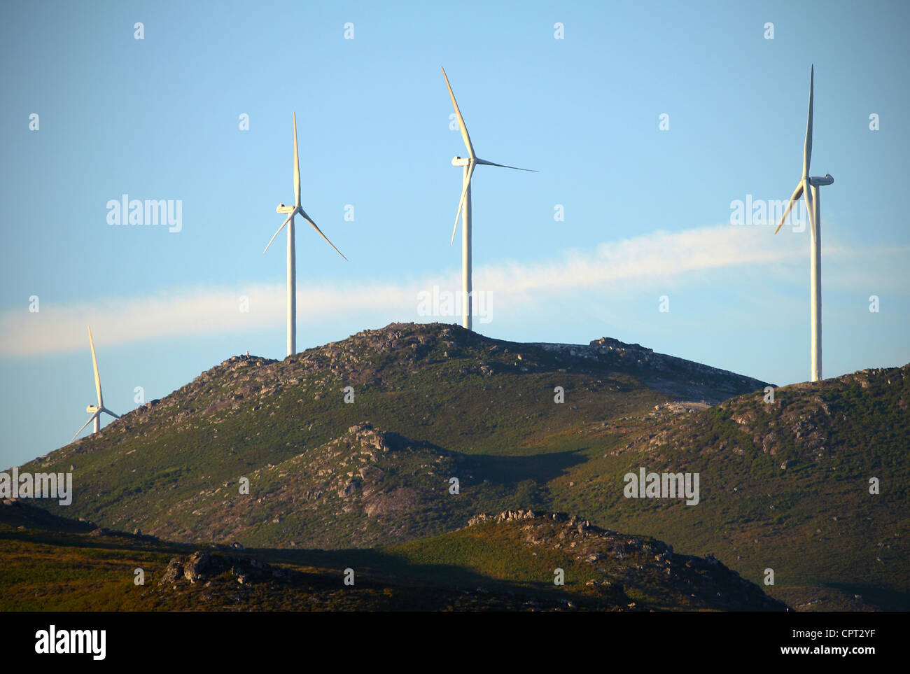 Wind Power station - turbine eoliche contro il cielo blu Foto Stock
