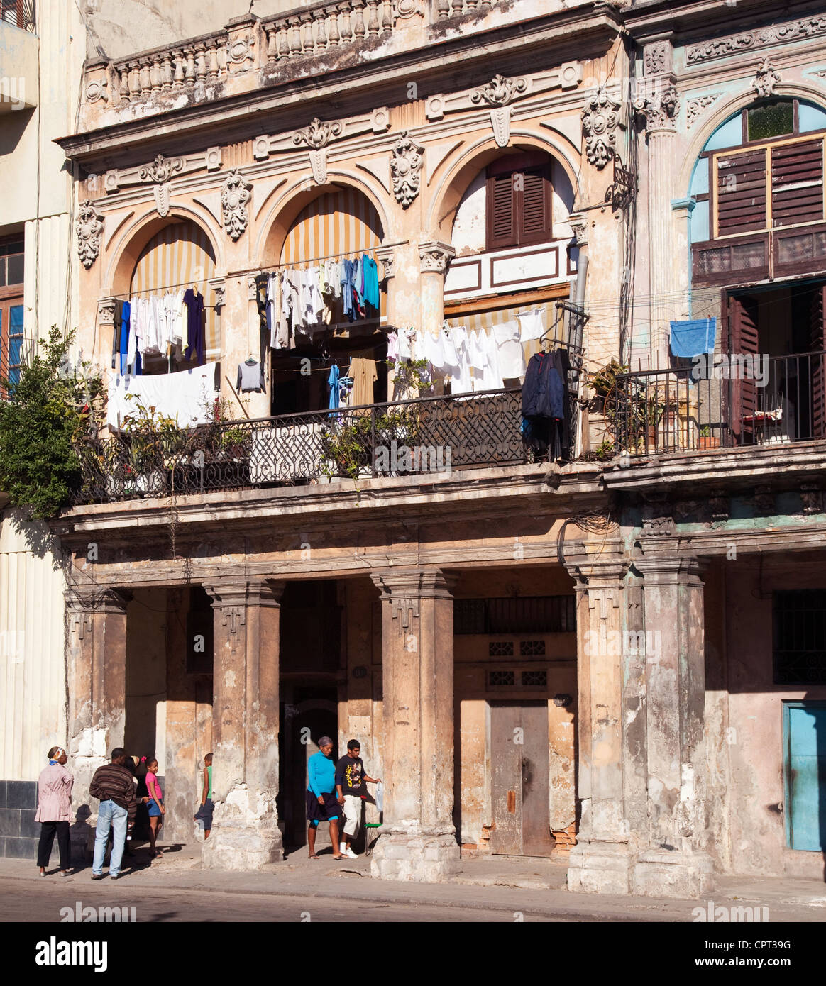 Il vecchio edificio in stile coloniale con il popolo cubano a l'Avana Vecchia Cuba Foto Stock
