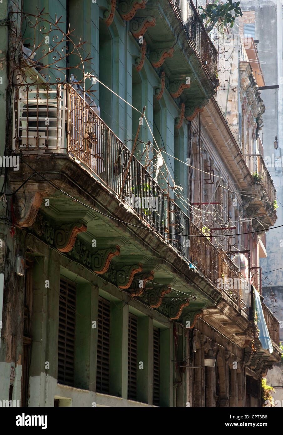 La parte anteriore del vecchio edificio e balcone nella Vecchia Havana Cuba Foto Stock