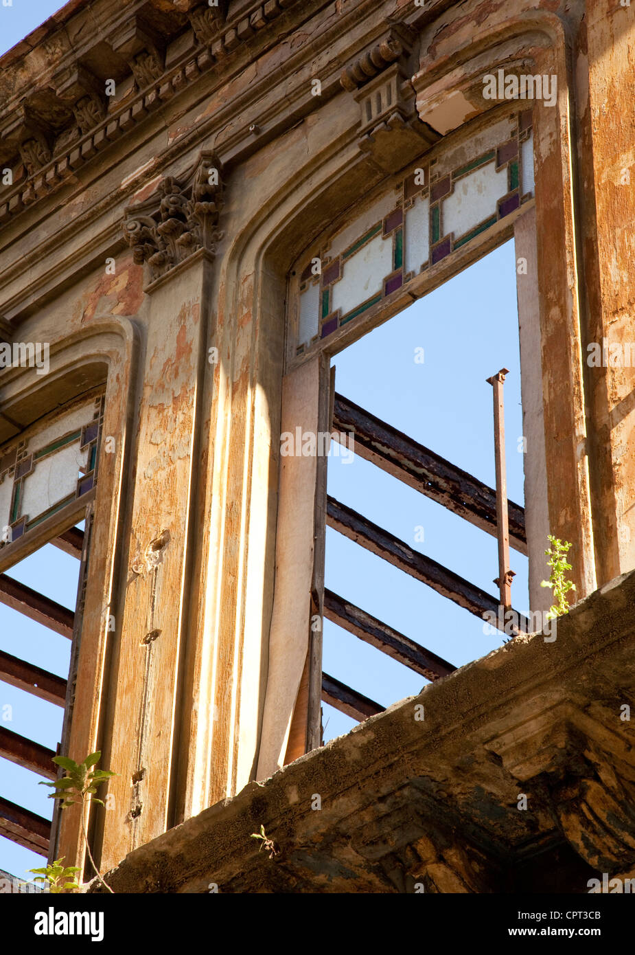 Edificio in rovina nella Vecchia Havana Cuba con travi del tetto e cielo blu al di là Foto Stock