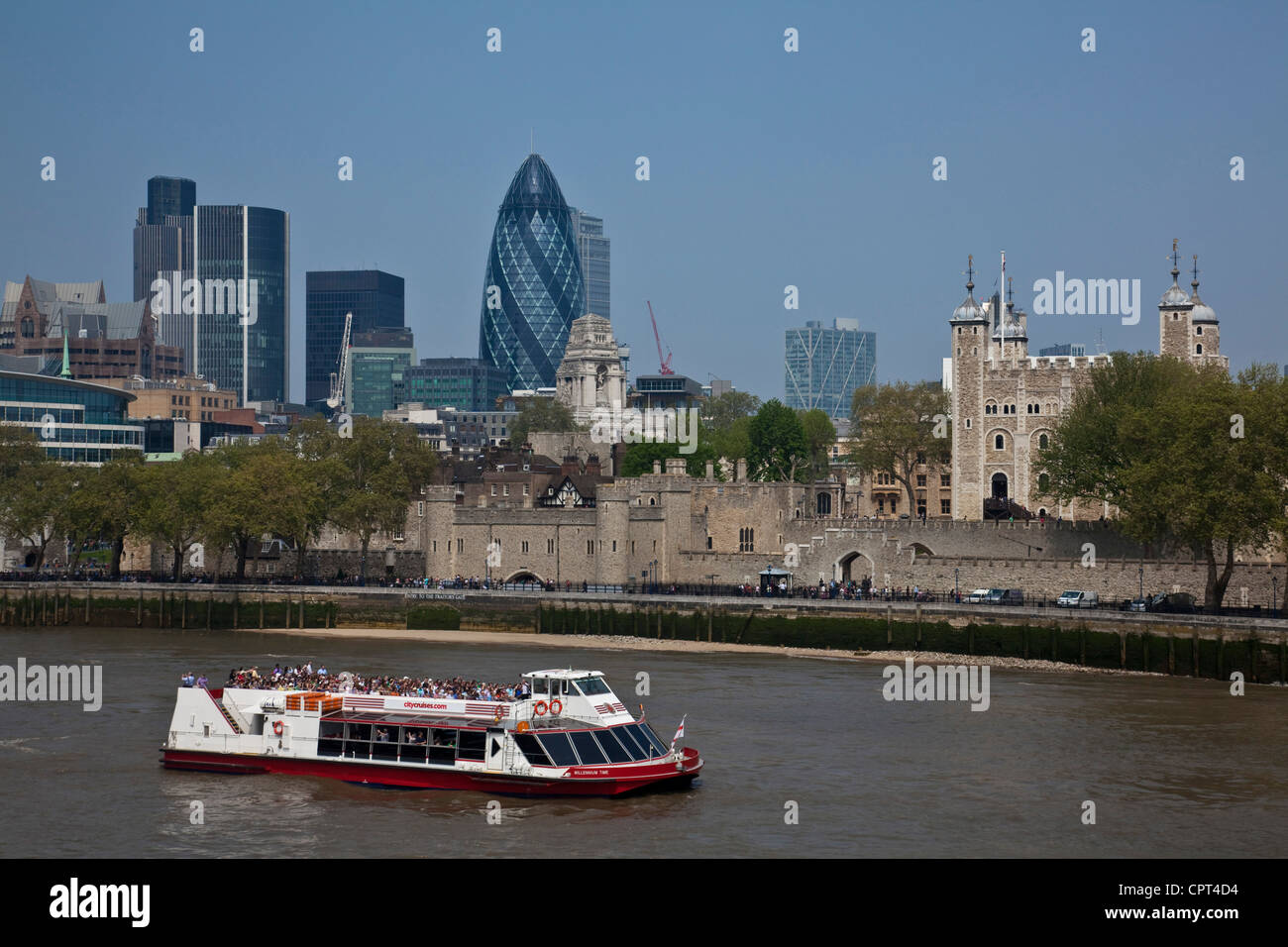 Il fiume Tamigi e dello skyline della città di Londra, Inghilterra Foto Stock