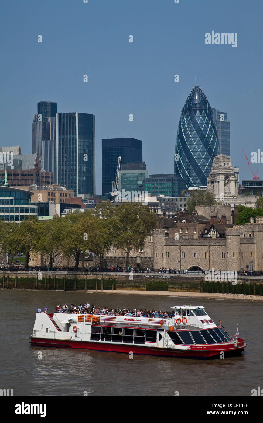 Il fiume Tamigi e dello skyline della città di Londra, Inghilterra Foto Stock