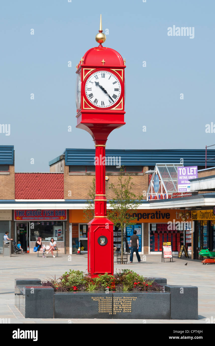 Città orologio, Villemomble Square, Droylsden, Tameside, Manchester, Inghilterra, Regno Unito Foto Stock