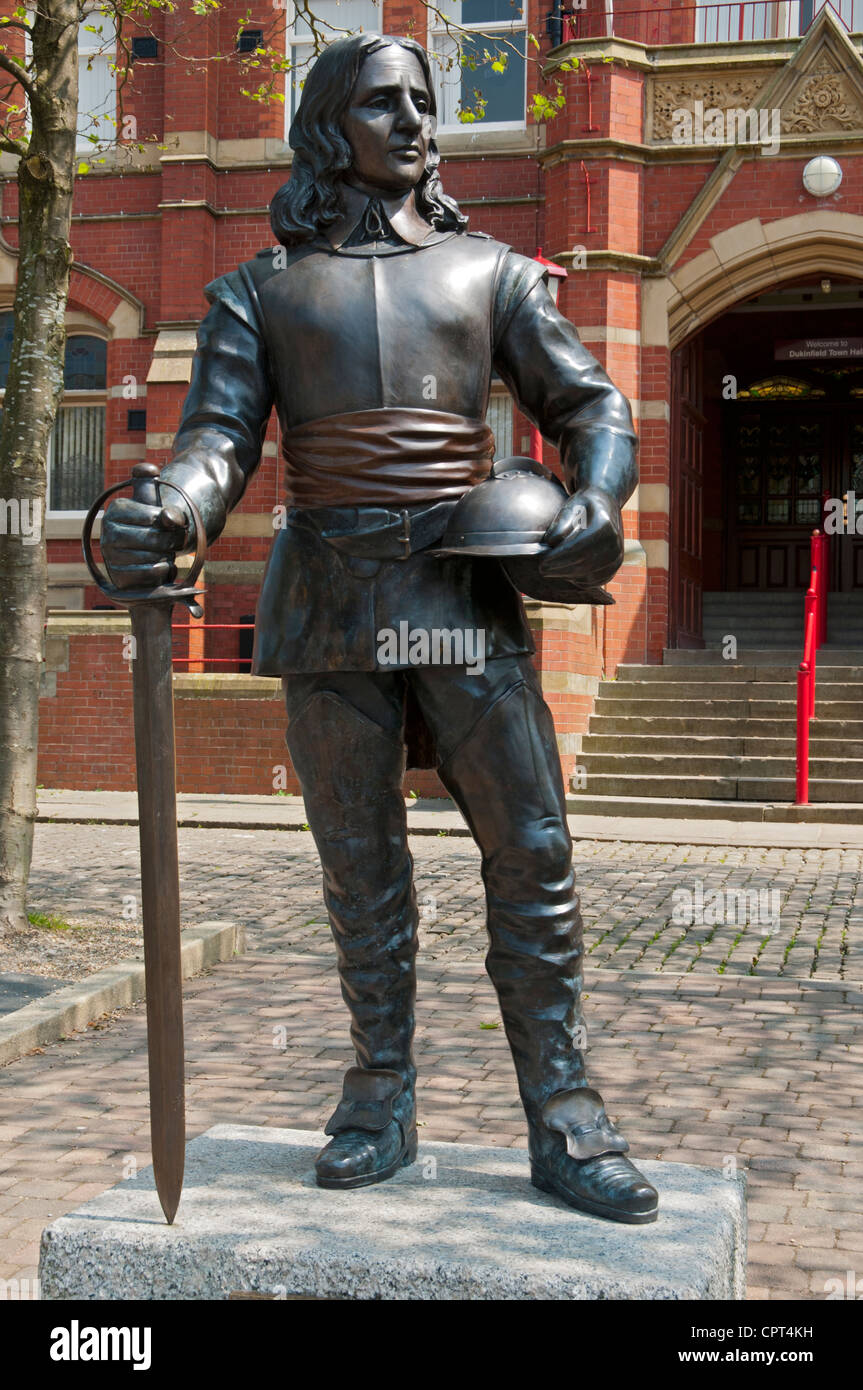 Statua del colonnello Robert Duckenfield (1619-89). Esterno il Town Hall, re San Dukinfield, Tameside, Manchester, Regno Unito. Foto Stock