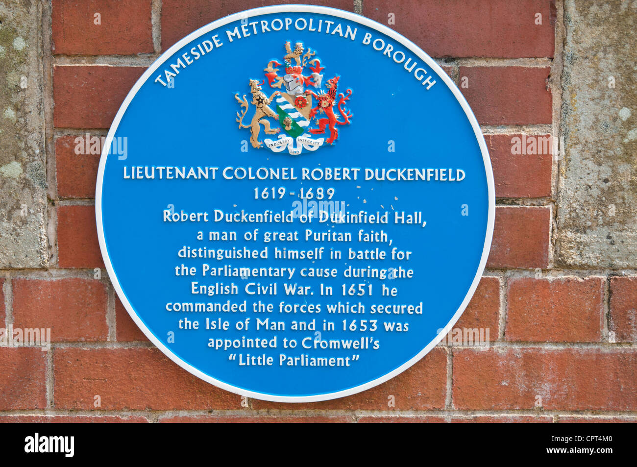 Targa blu che commemora il colonnello Robert Duckenfield (1619-89). Sul Municipio, King St. Dukinfield, Tameside, Manchester, Regno Unito Foto Stock