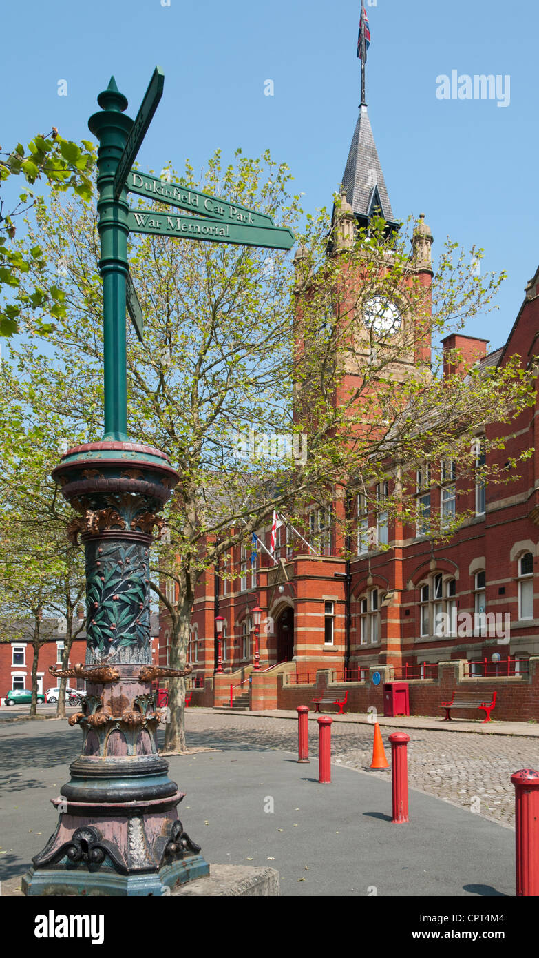 Cartello elaborati al di fuori del Municipio, King St. Dukinfield, Tameside, Manchester, Regno Unito. Foto Stock