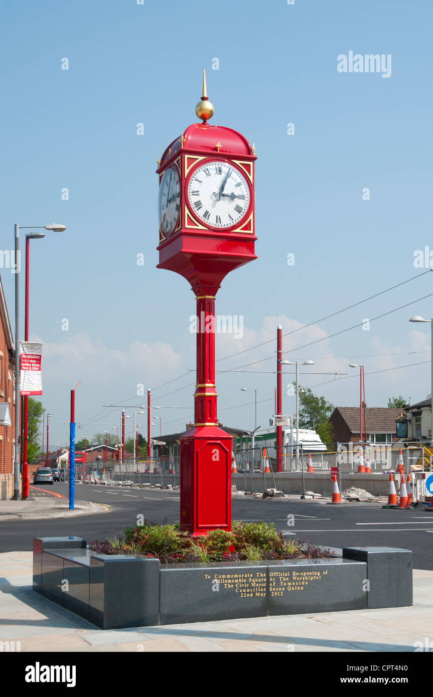 Città orologio, Villemomble Square, Droylsden, Tameside, Manchester, Inghilterra, Regno Unito Foto Stock