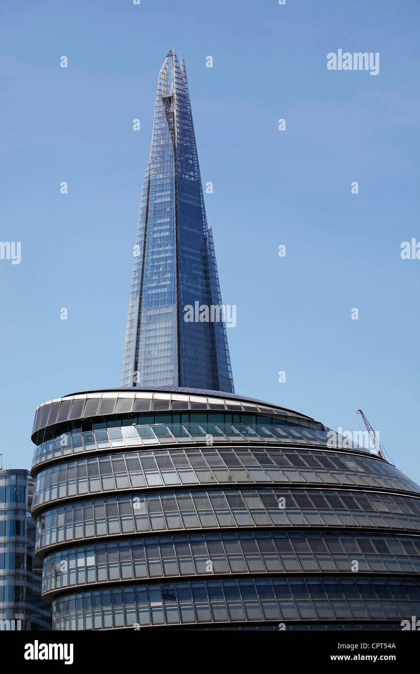 Parte superiore del grattacielo Shard aka il London Bridge Tower e vetri di edifici per uffici a Londra, Inghilterra Foto Stock