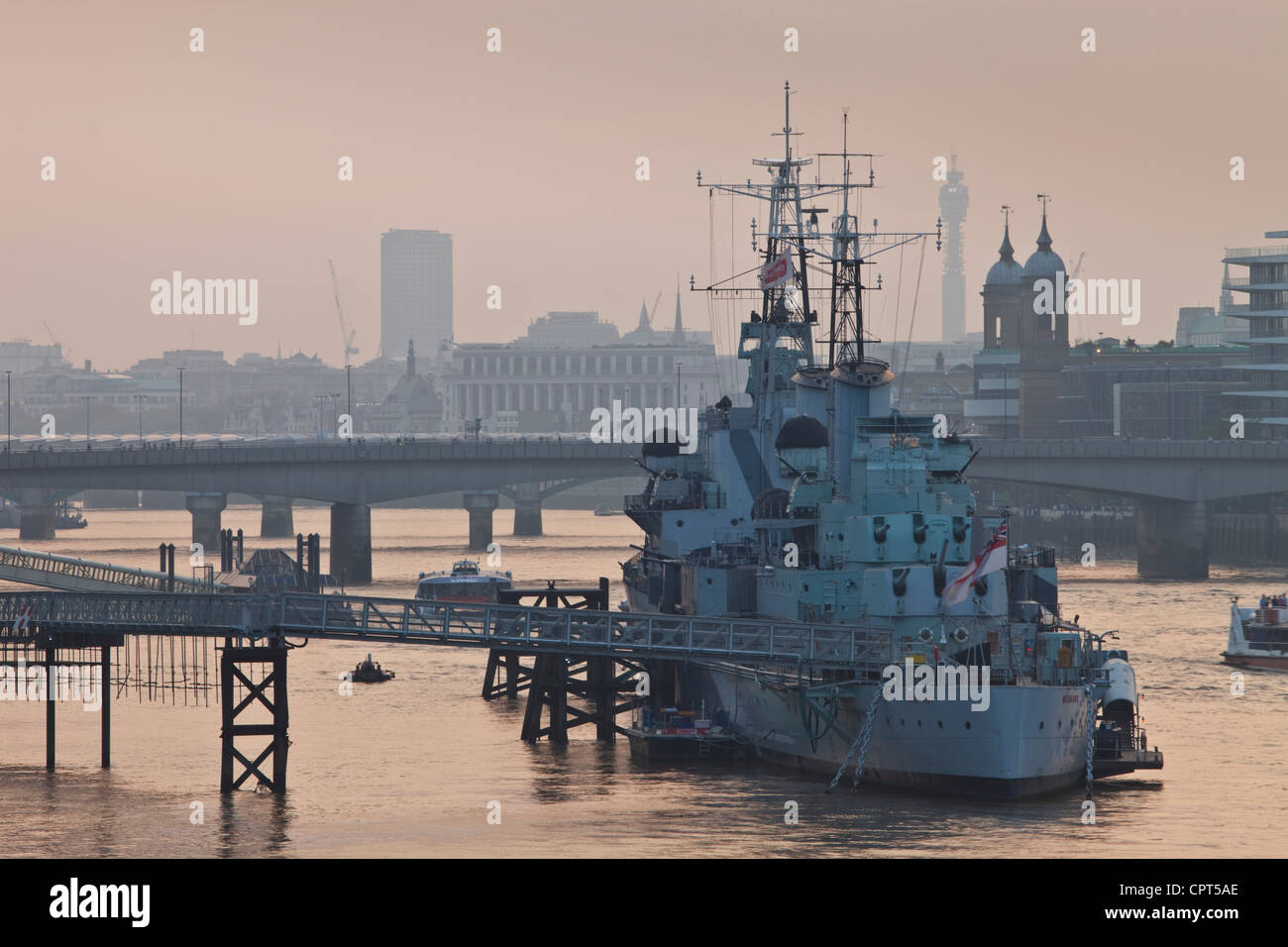 HMS Belfast (attrazione turistica), il fiume Tamigi, Londra, Inghilterra Foto Stock