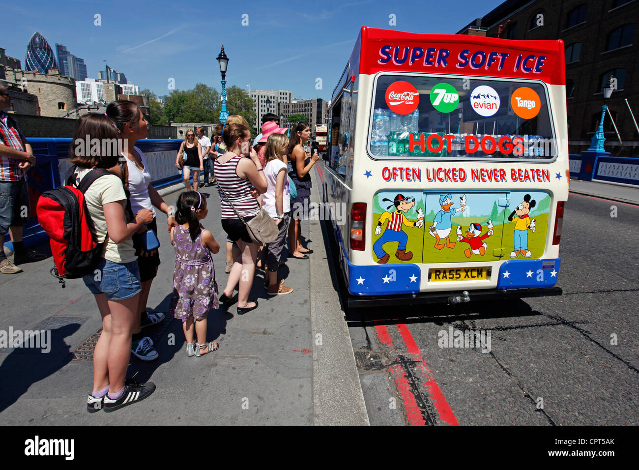La vendita di gelati a una coda di persone in un gelato Van, Londra, Inghilterra Foto Stock