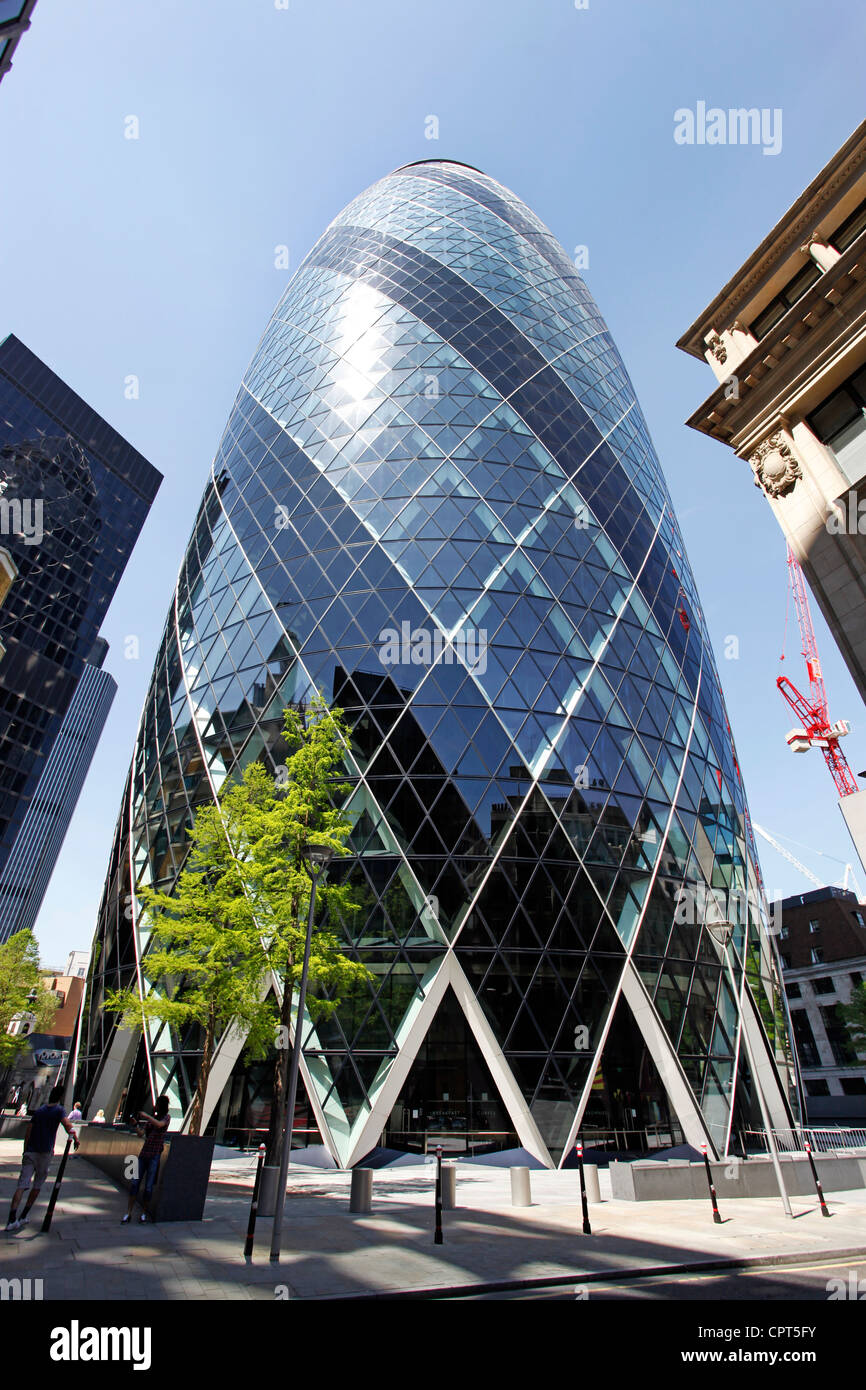 30 St Mary Axe (precedentemente la Swiss Re Building) meglio conosciuto come il Gherkin, grattacielo blocco uffici a Londra, Inghilterra Foto Stock