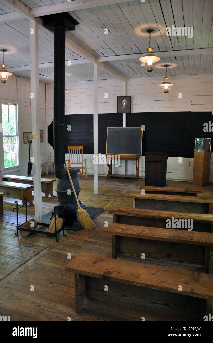 Log Cabin Village Museum, Fort Worth, Texas, Stati Uniti d'America - one-room schoolhouse con stufa a legna Foto Stock