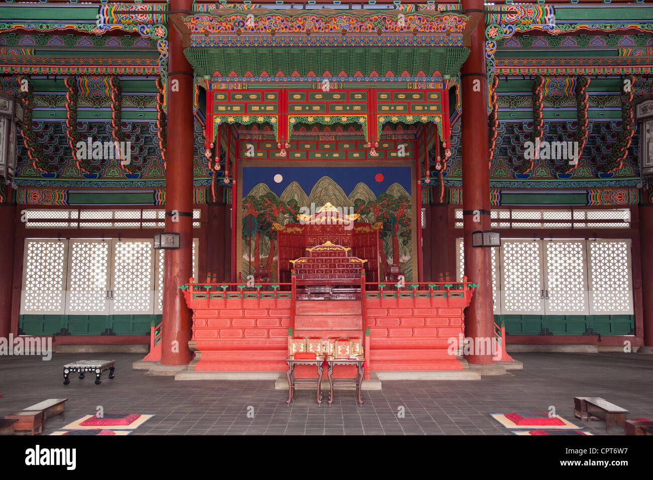 Geunjeong Hall è elegantemente decorata sala del Trono di Palazzo Gyeongbok Palace a Seul, in Corea del Sud. Foto Stock