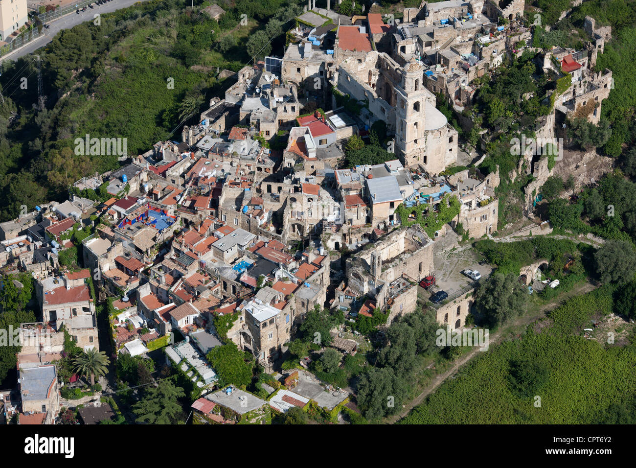 VISTA AEREA. Bussana Vecchia: Il borgo collinare distrutto da un terremoto e risorto da artisti. Provincia di Imperia, Liguria, Italia. Foto Stock