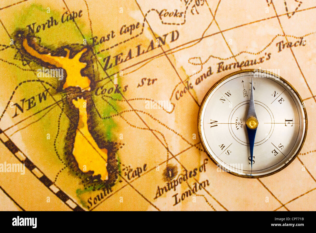 Bussola di antiquariato e la vecchia mappa del Capitano Cook viaggi, che mostra la Nuova Zelanda. Foto Stock
