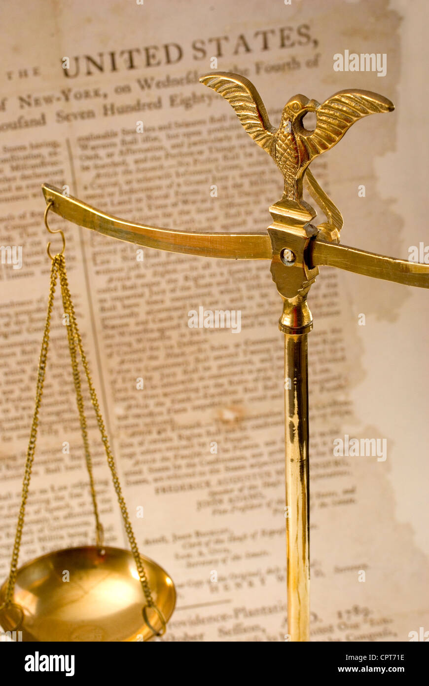 Scale di giustizia e Bill dei diritti. Concetti di giustizia, il diritto, la storia. La messa a fuoco è su eagle. Foto Stock