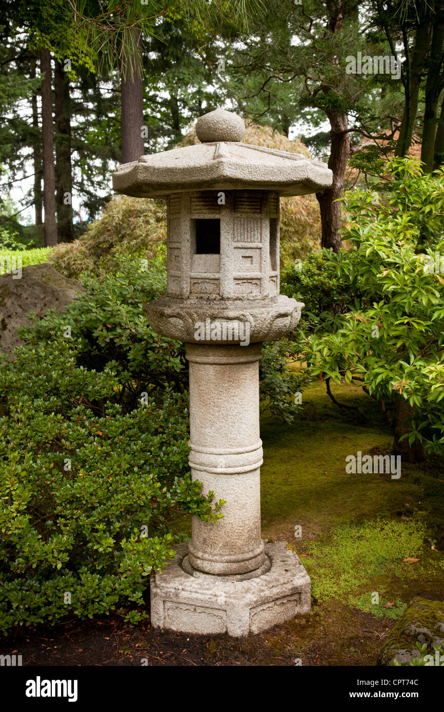 Lanterna di pietra. Portland Giardino Giapponese, Oregon. Foto Stock