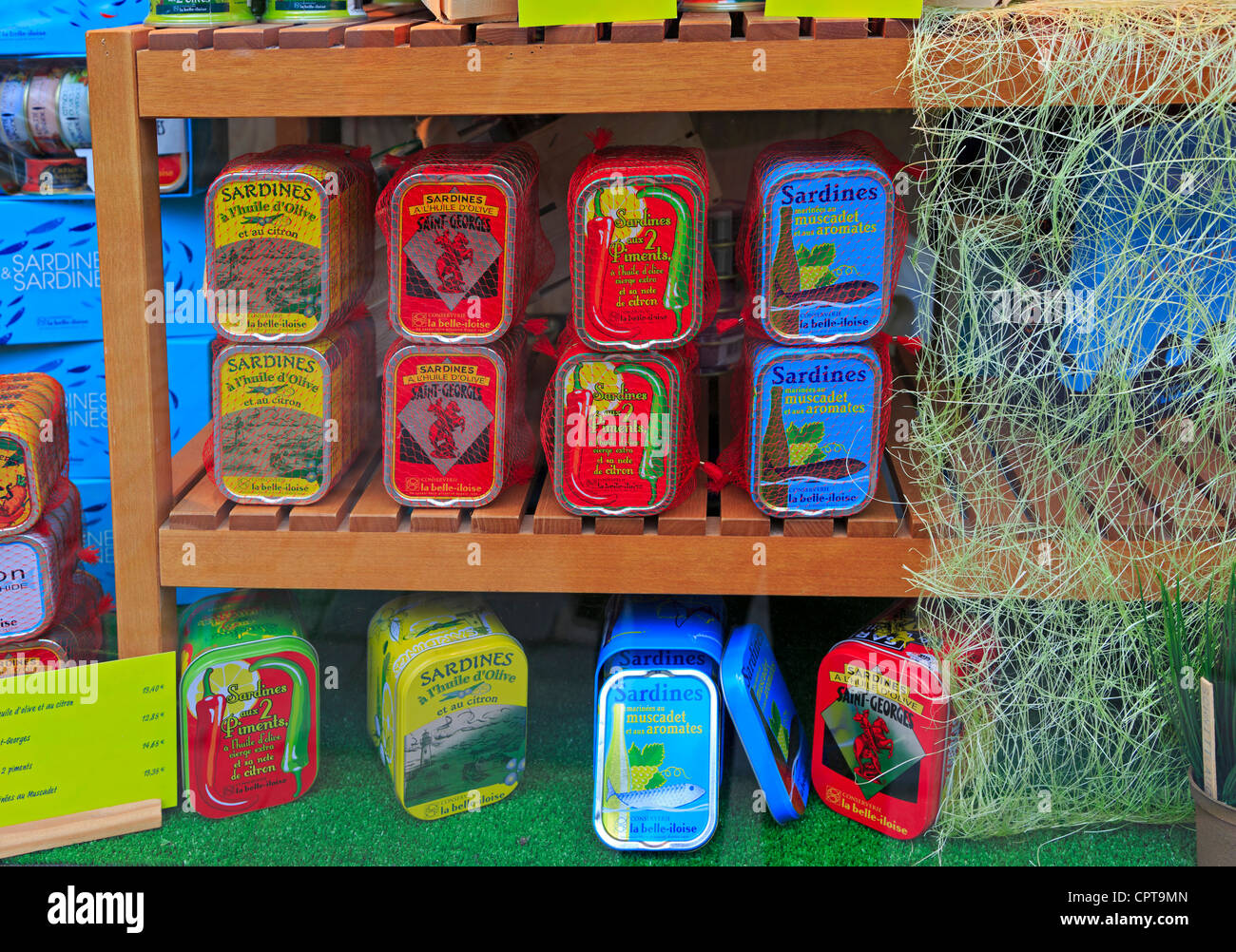 Visualizzazione delle sardine in lattine in un negozio di Honfleur, Francia. Foto Stock